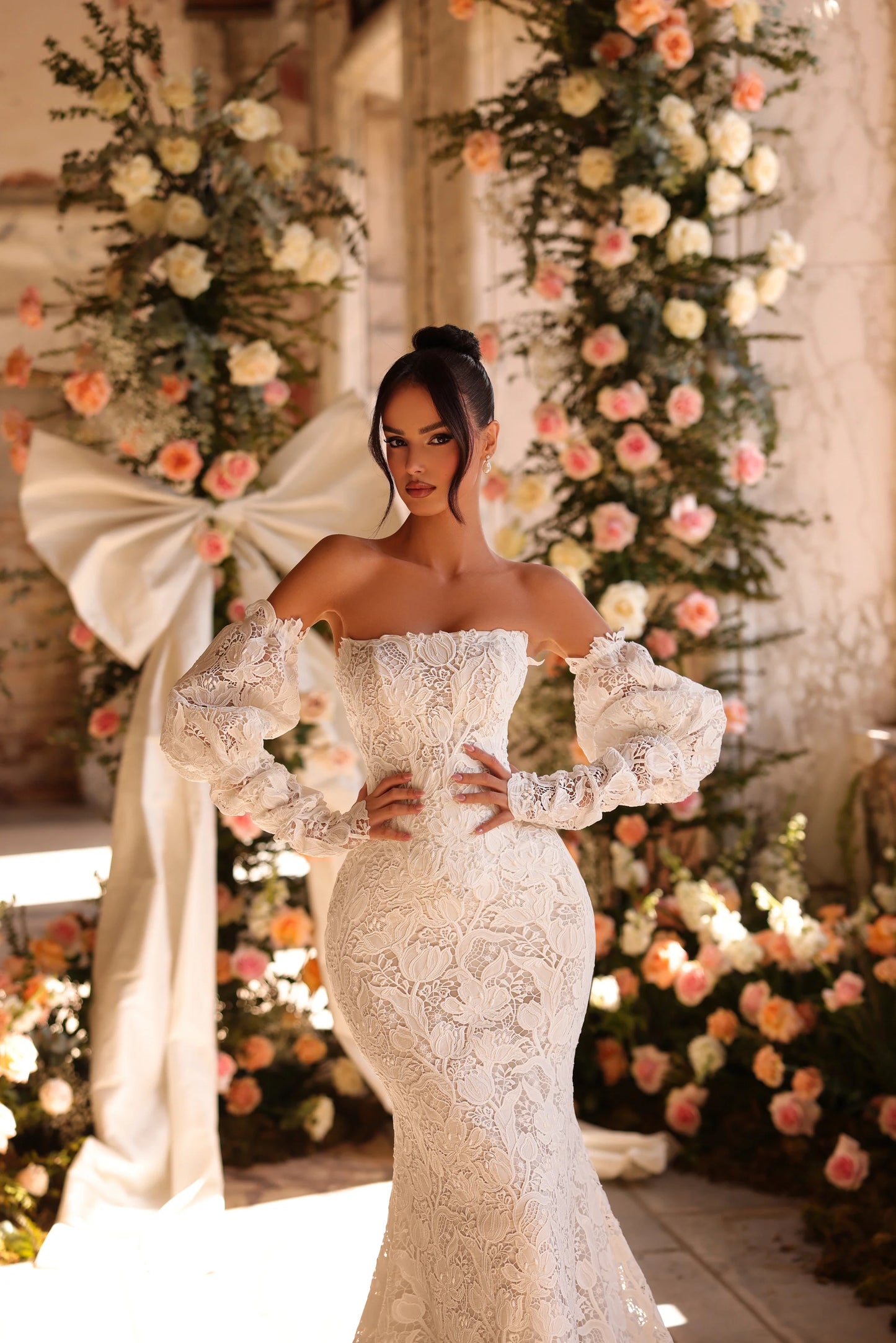 Romantic wedding dress with sculpted silhouette and elegant puffed sleeves