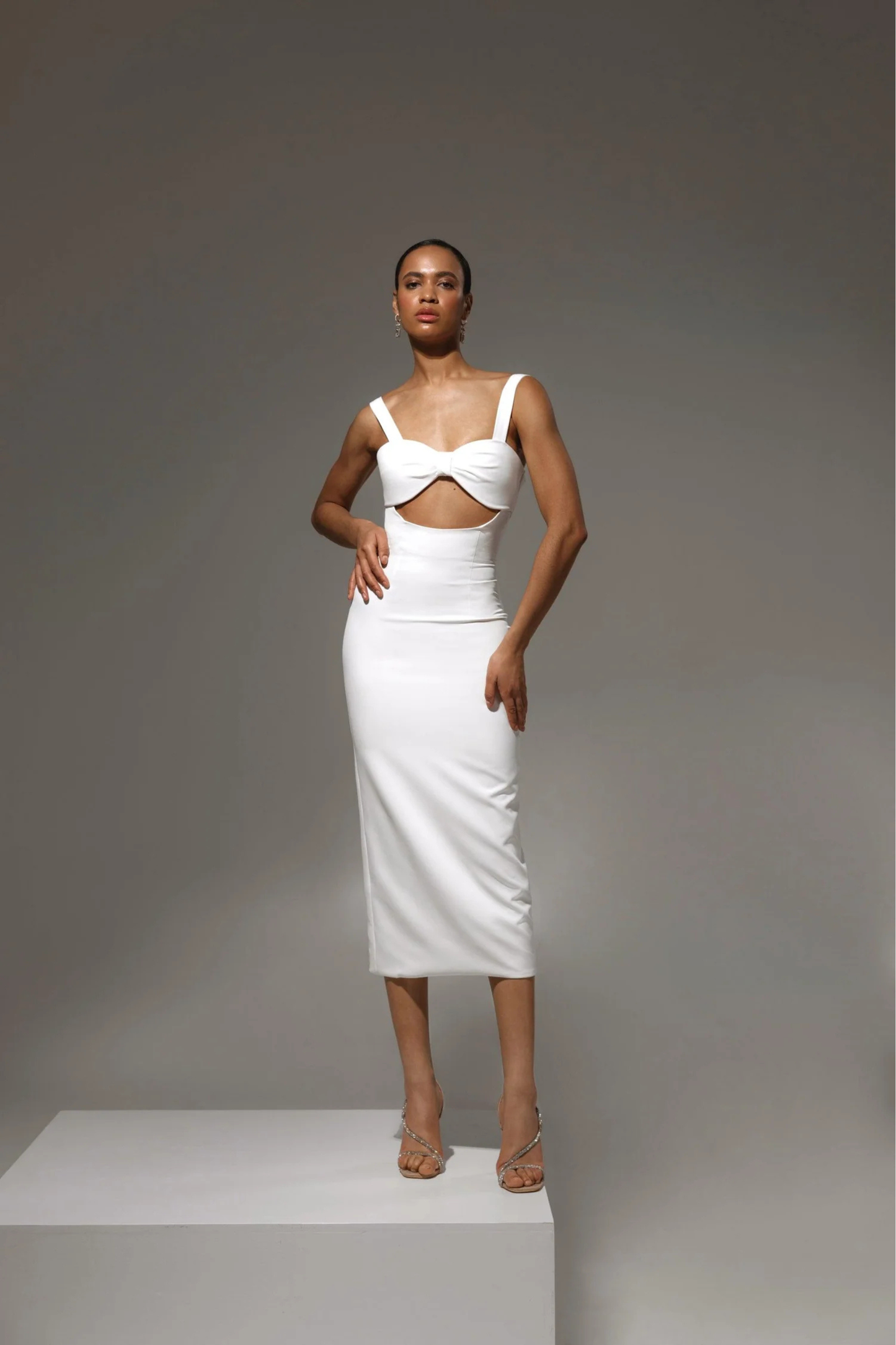 modern minimalist bridal dress fitted silhouette