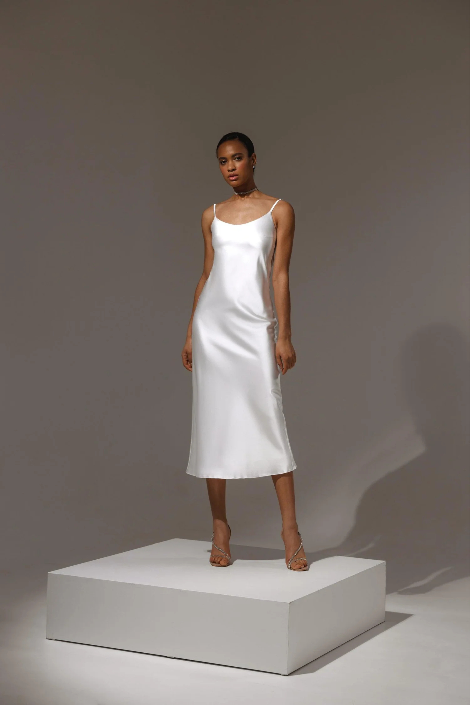 elegant minimalist bridal dress fitted silhouette
