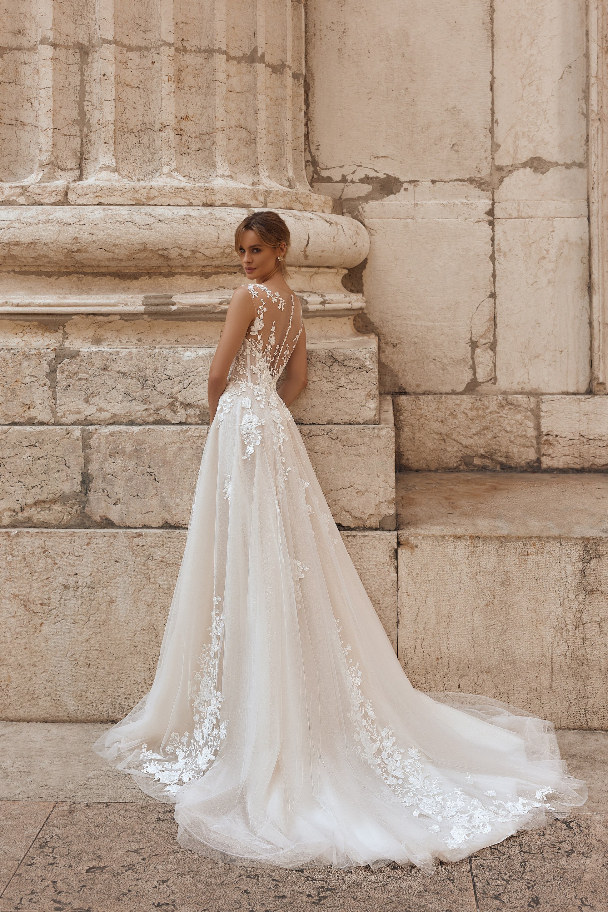 Flowy tulle skirt with soft train and elegant buttoned back